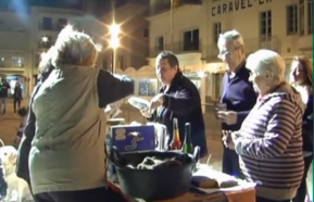 El grup de pares i mares de la castanyada dóna 1260 euros a l'associació del càncer
