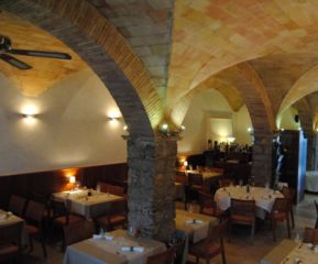 Una forquilla i un BIB Gourmand pel Restaurant La Gruta de l'Escala.
