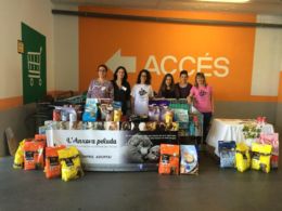 Més de mil quilos de pinso per a animals