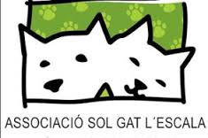 Relleu al capdavant de l'associació Sol Gat de l'Escala