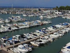 Clients d'alt poder adquisitiu visiten l'Escala per comprar vaixell