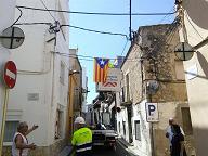 Critiques a les senyeres i estelades del Carrer del Port
