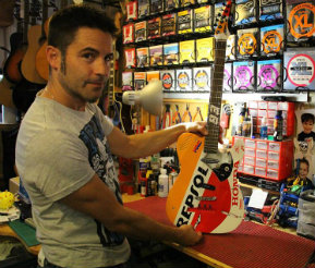 David Abulí acaba la guitarra inspirada en Marc Márquez.
