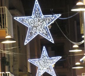 Es comencen a col·locar els llums de Nadal